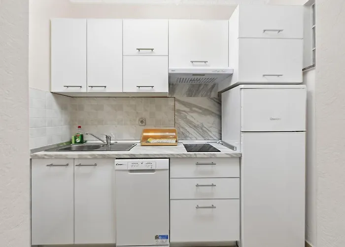 By The Sea Kraj - - 3460 *