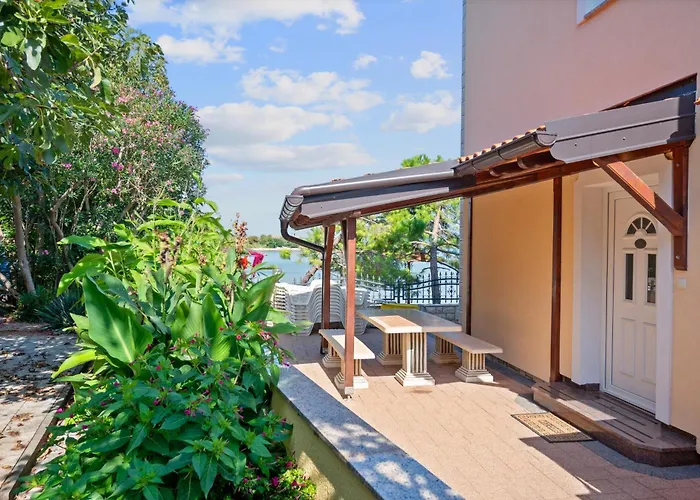 By The Sea Kraj - - 3460 *