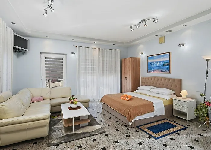 By The Sea Kraj - - 3460 *