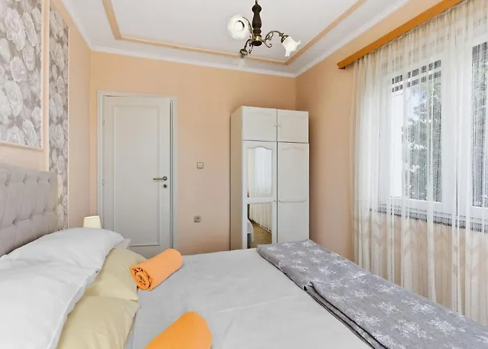 By The Sea Kraj - - 3460 *